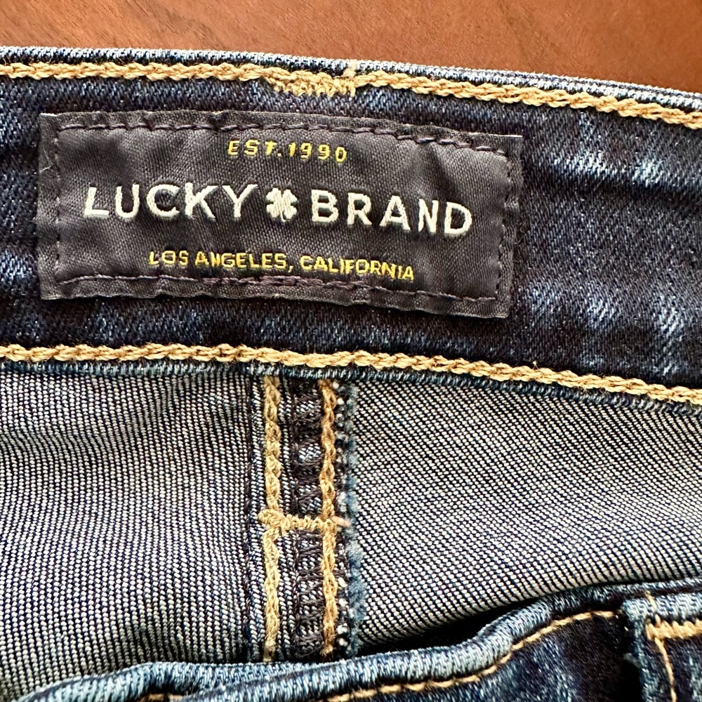 Lucky Brand Sweet Straight. Medium wash. Mid-rise. Size 10/30R.